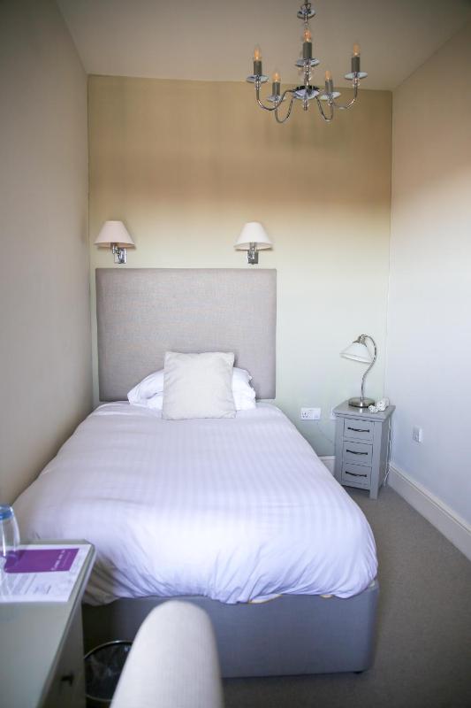 Single Room with Bathroom image 4