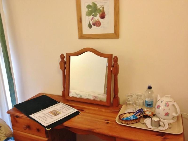Twin Room image 3
