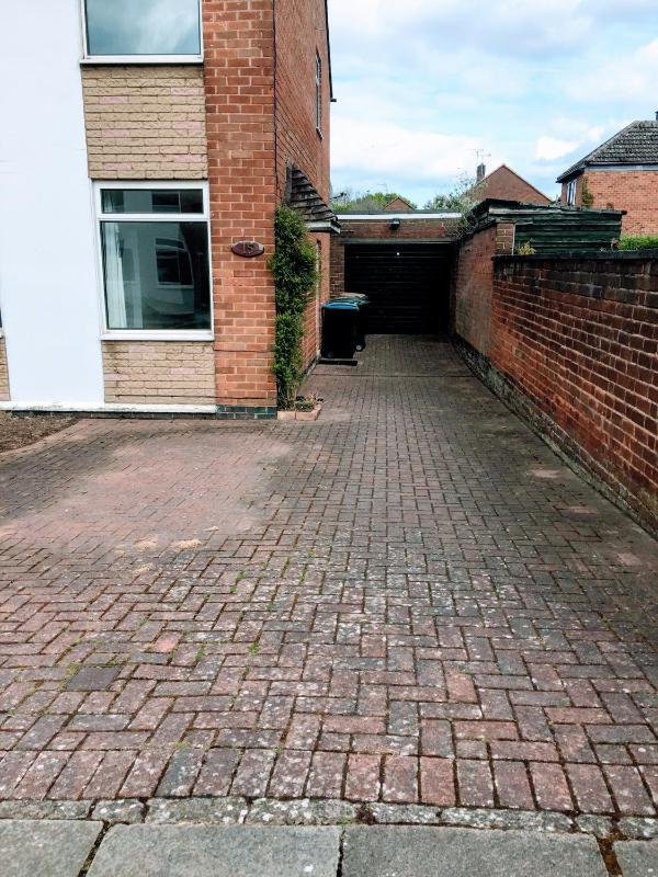 Spacious 5-Bedroom Home with Garden & Parking Near Station - image 41