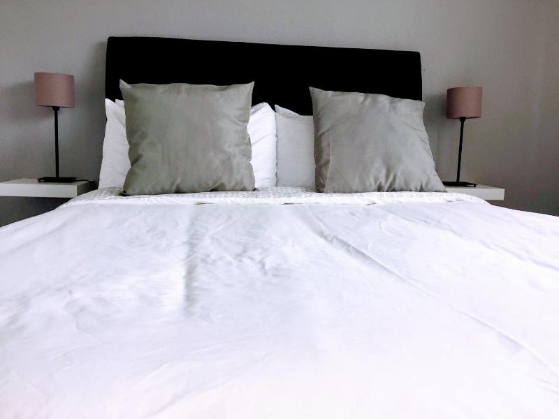 Spacious 5-Bedroom Home with Garden & Parking Near Station - image 3