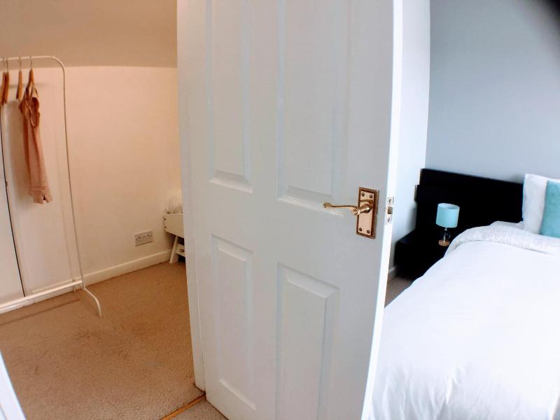 Spacious 5-Bedroom Home with Garden & Parking Near Station - image 25