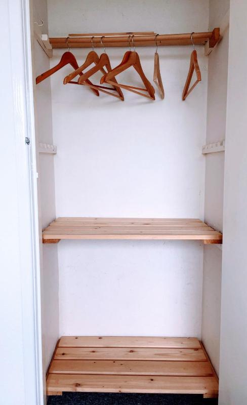Spacious 5-Bedroom Home with Garden & Parking Near Station - image 42