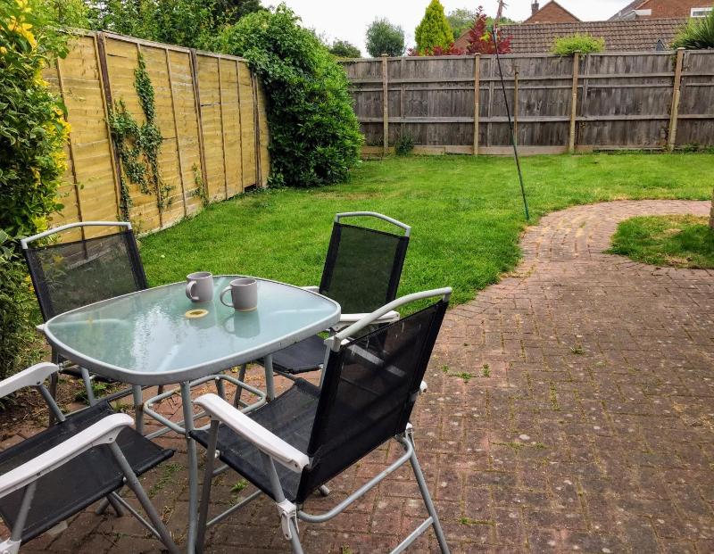 Spacious 5-Bedroom Home with Garden & Parking Near Station - image 7