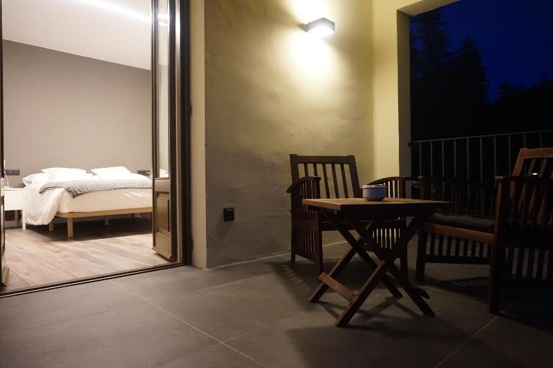 Deluxe Double Room with Balcony image 3
