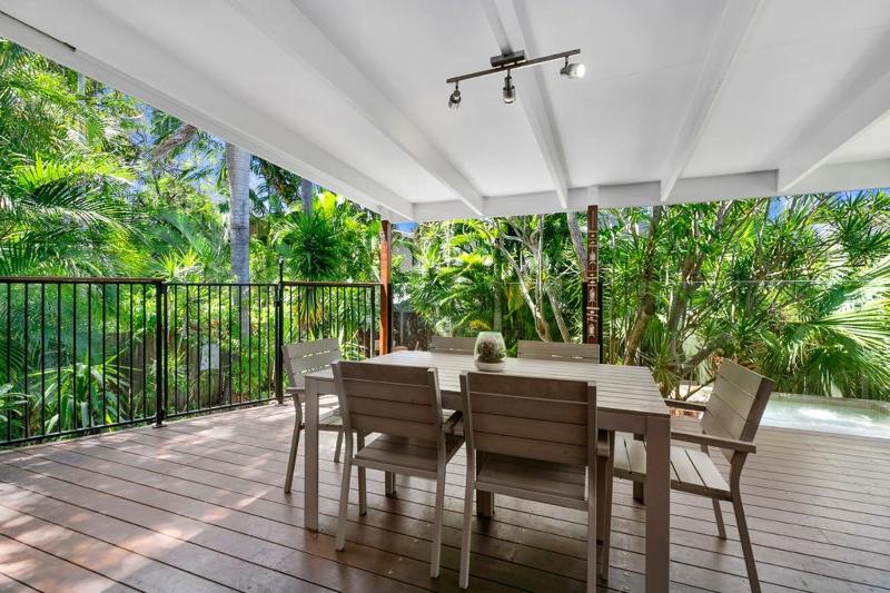 Tranquil & tropical Sunshine Beach - image 5