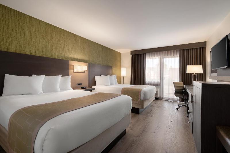Queen Room with Two Queen Beds - Pet Friendly/Non-Smoking image 1