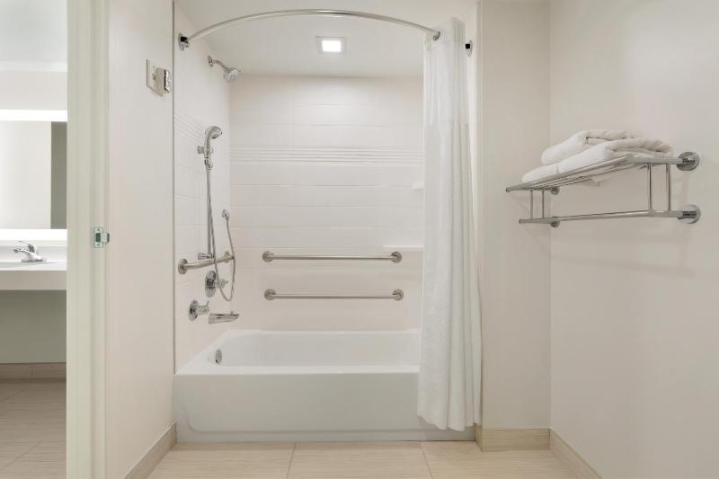 King Room with Bath Tub - Mobility Access/Non-Smoking image 3