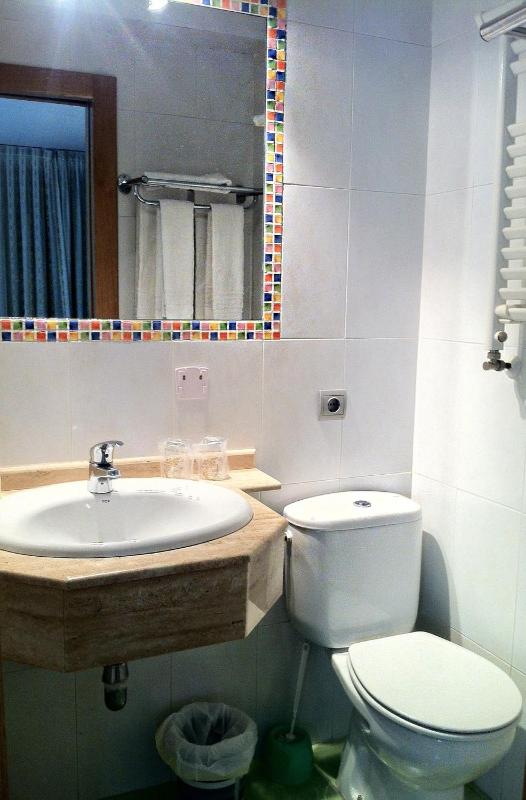 Double or Twin Room image 4