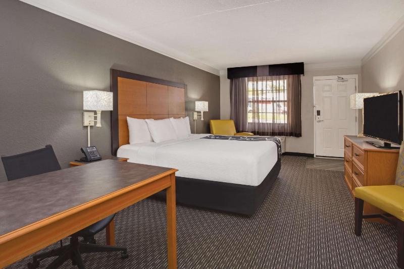 Deluxe King Room - Mobility Access/Non-Smoking image 1