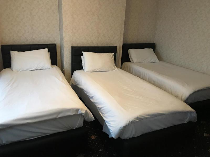 Twin Room image 3