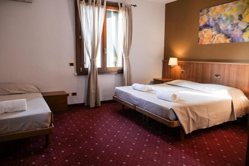 Standard Triple Room image 3