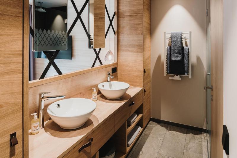 Deluxe Double Room with Balcony image 2