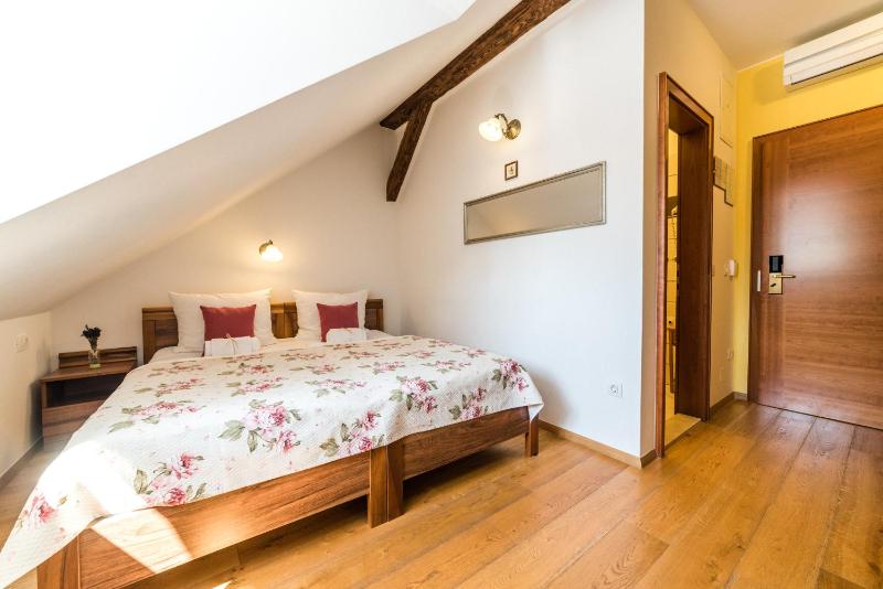 Standard Double Room image 4