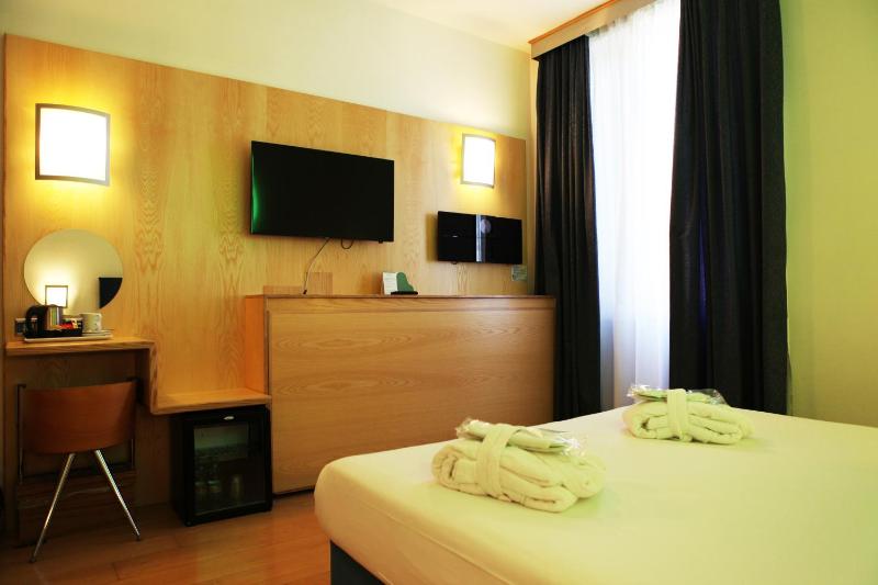 Deluxe Double or Twin Room image 4
