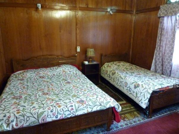 Houseboat Lily of Nageen - image 2