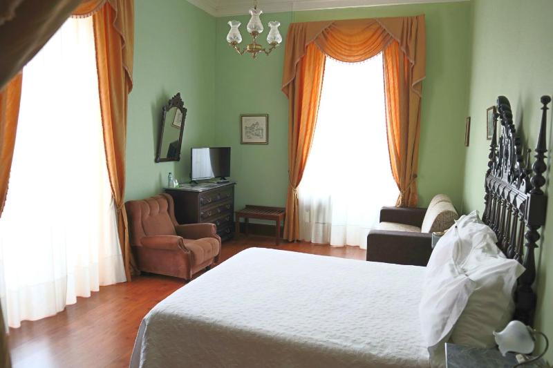 Standard Triple Room image 1