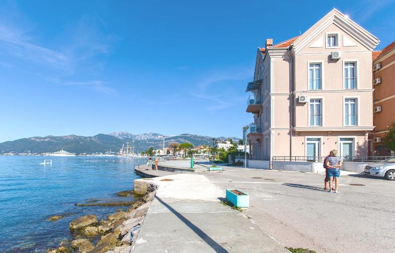 Two-Bedroom Apartment with Balcony and Sea View image 4