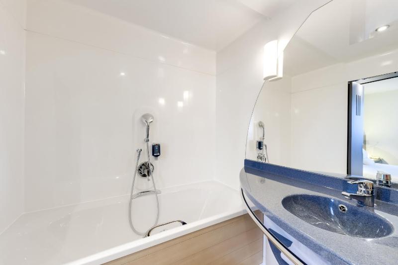 Superior Suite with Double Bed and Two Single Beds image 3