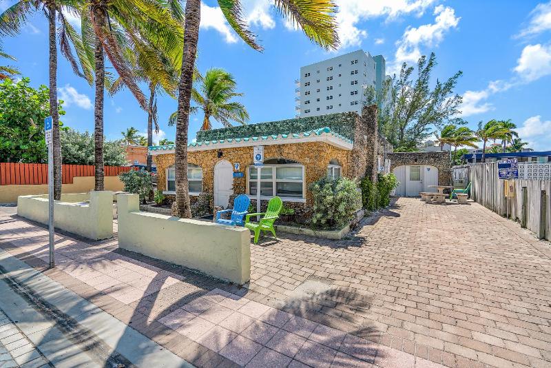 Hollywood Beachside Boutique Suites - image 35