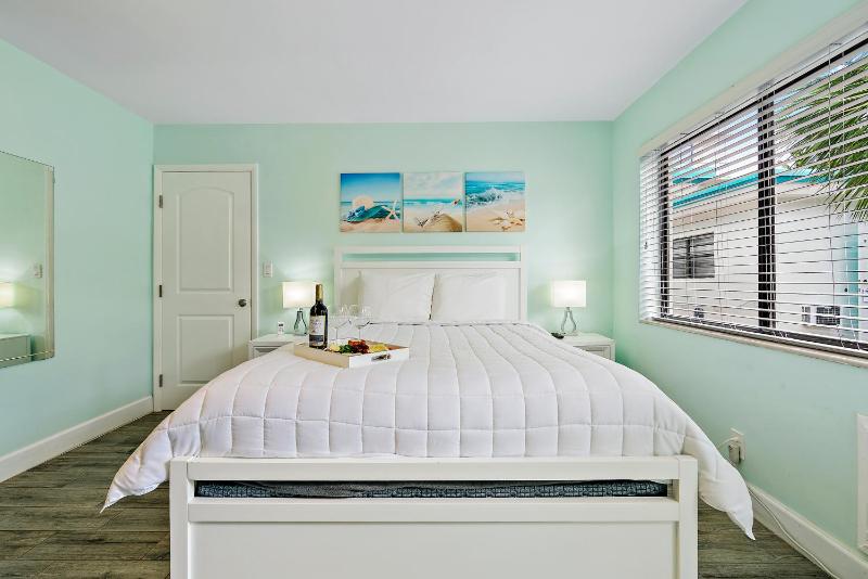 Hollywood Beachside Boutique Suites - image 36