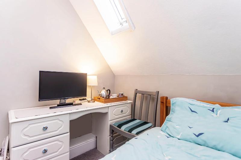 Small Single Room with Shared Bathroom image 4