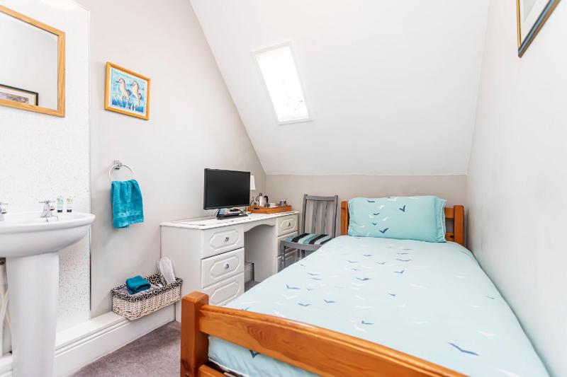 Small Single Room with Shared Bathroom image 1