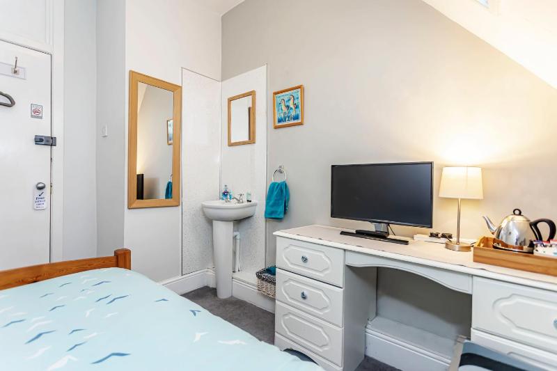 Small Single Room with Shared Bathroom image 3