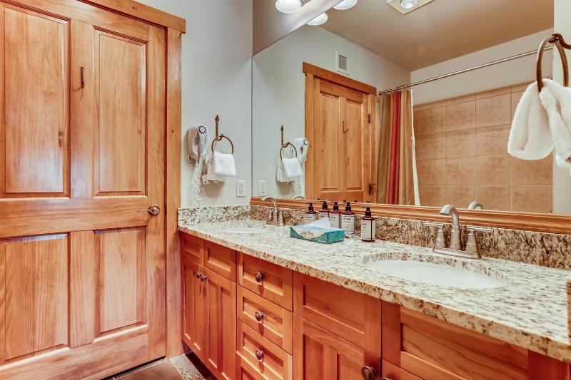 Premier Red Hawk Lodge 2 Br-Walk To Slopes-Kids Ski Free Condo - image 2