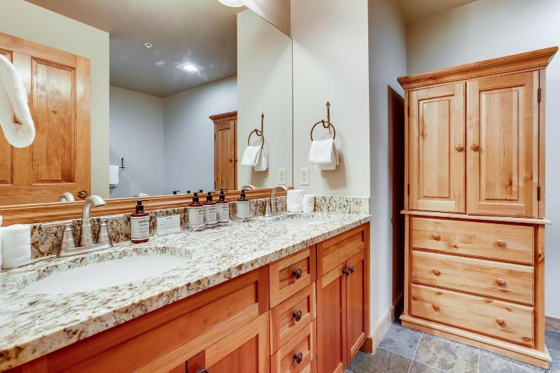 Premier Red Hawk Lodge 2 Br-Walk To Slopes-Kids Ski Free Condo - image 10