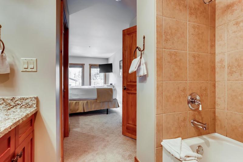 Premier Red Hawk Lodge 2 Br-Walk To Slopes-Kids Ski Free Condo - image 11