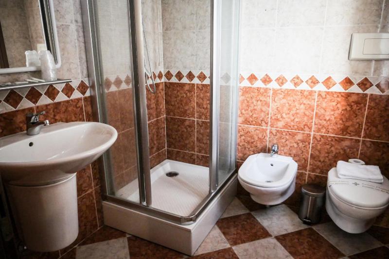 Standard Triple Room image 2