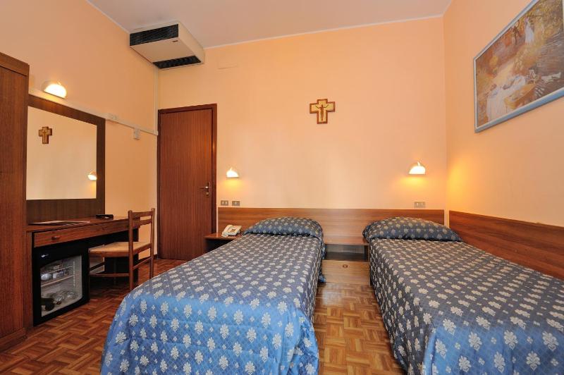 Standard Double or Twin Room with Balcony image 4