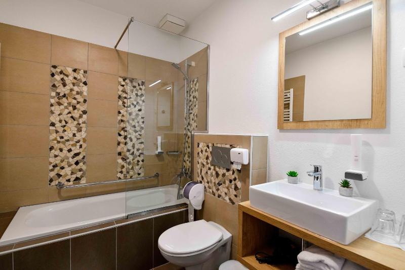 Quadruple Room with Private Bathroom image 4