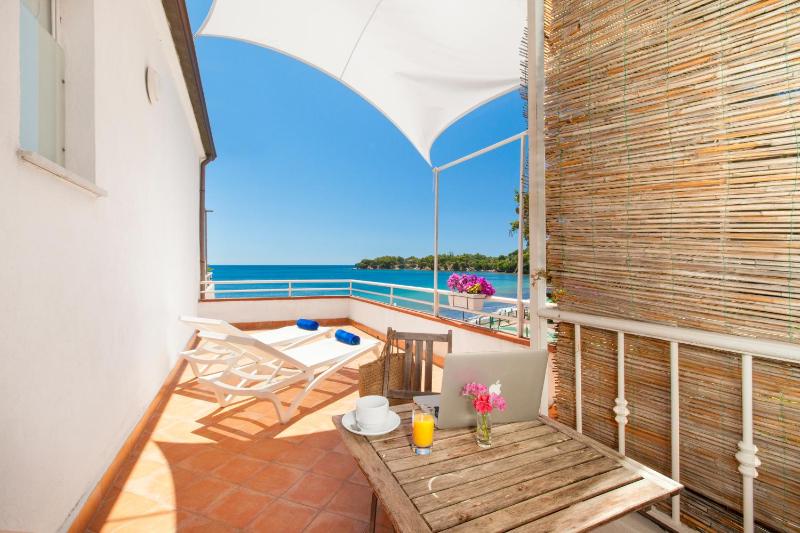 Classic Double Room with Small Double Bed image 4