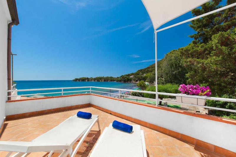 Classic Double Room with Small Double Bed image 3