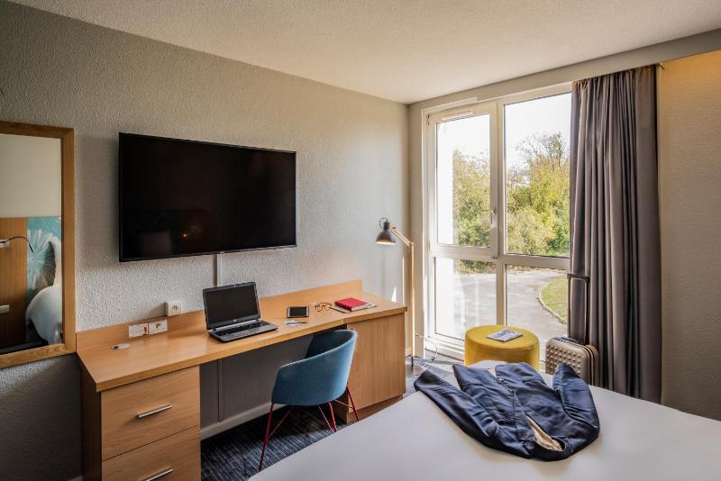 Standard Double Room image 3