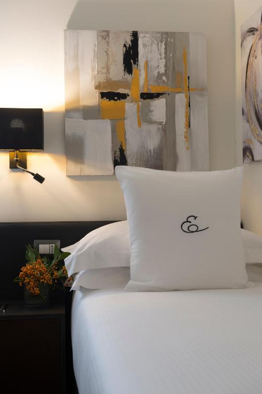 Small Double Room image 3