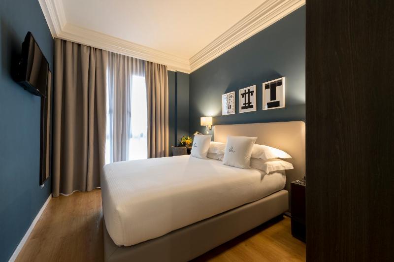 Small Double Room image 1