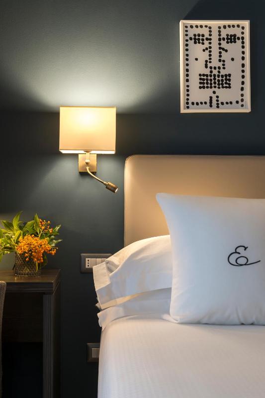 Small Double Room image 4