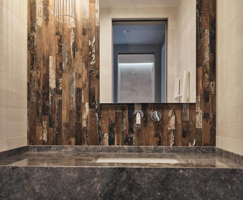Sapphire Zen Queen Suite with Spa Bath image 2