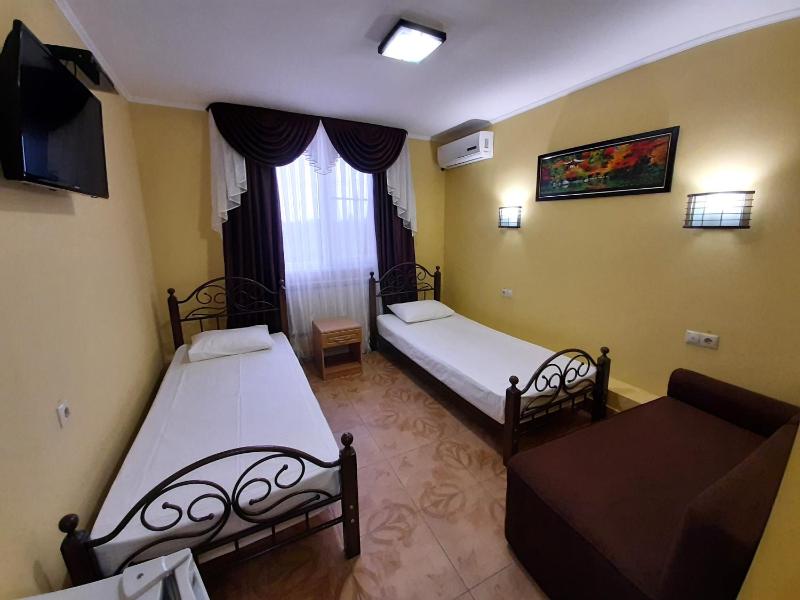 Twin Room with Bathroom image 4