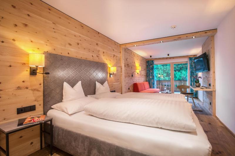 Deluxe Double Room with Balcony image 4