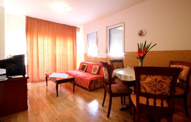 One-Bedroom Apartment with Balcony - Annex image 3