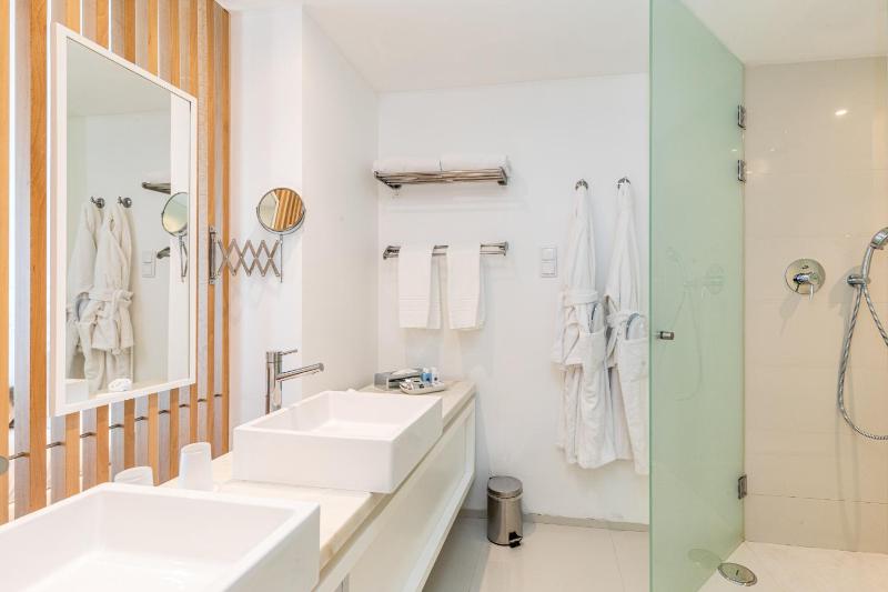 Classic Double or Twin Room with Race View image 4