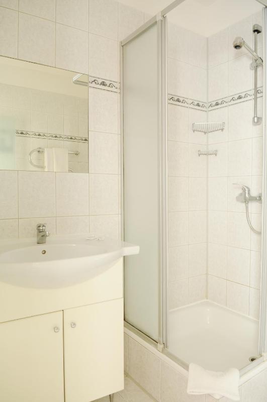 Standard Double Room image 3