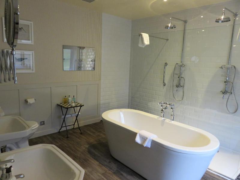Deluxe Double Room with Four Poster Bed image 3