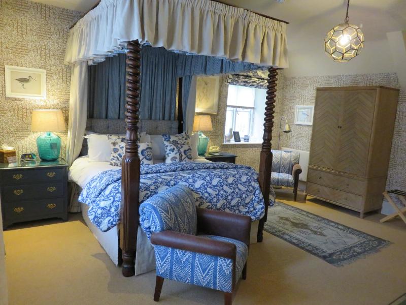 Deluxe Double Room with Four Poster Bed image 4
