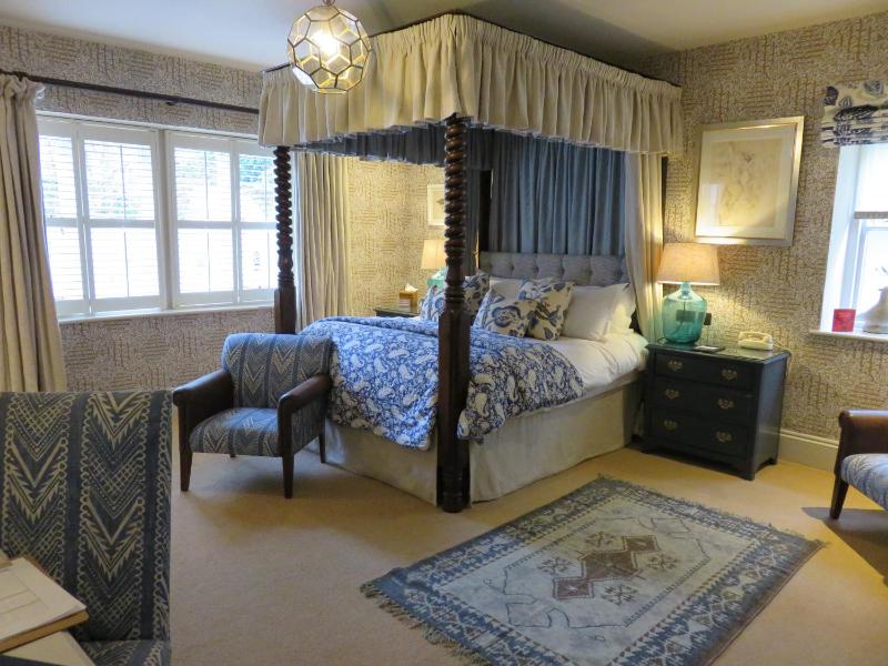 Deluxe Double Room with Four Poster Bed image 1