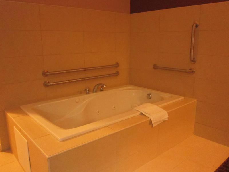 King Room with Spa Bath image 2