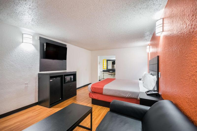 Deluxe King Room - Non-Smoking image 2